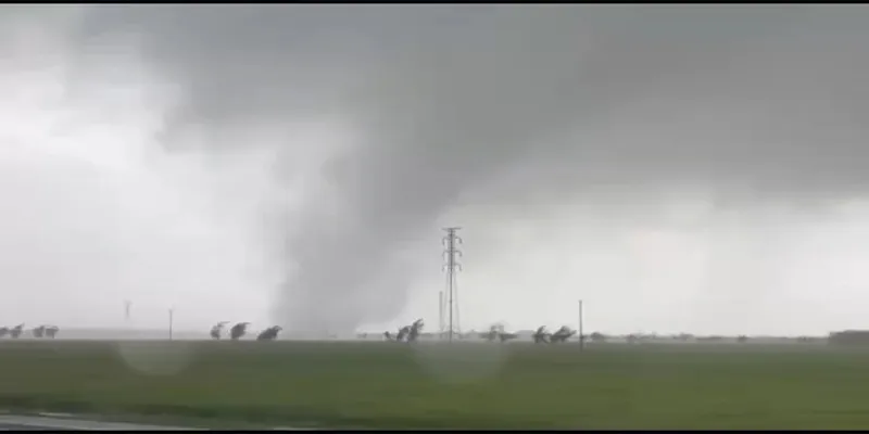 Bão số 10 đổ bổ vào khu vực miền Trung, Việt Nam